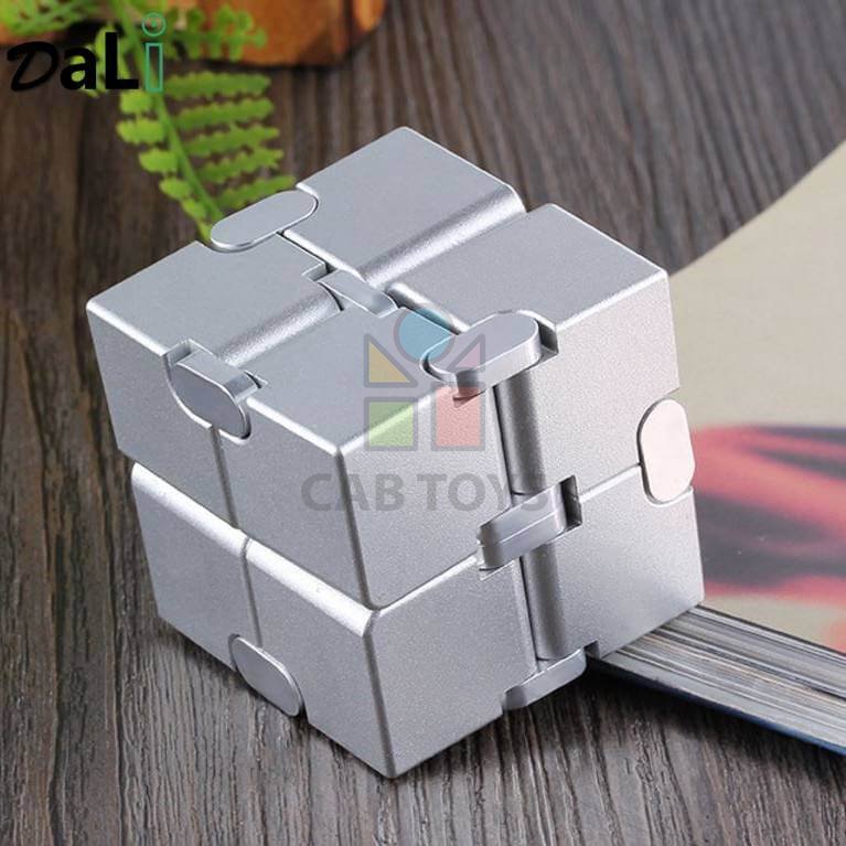 Infinity Cube Antistresová kostka kovová - zlatá