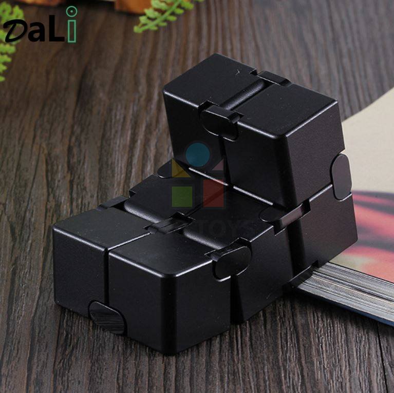 Infinity Cube Antistresová kostka kovová - černá