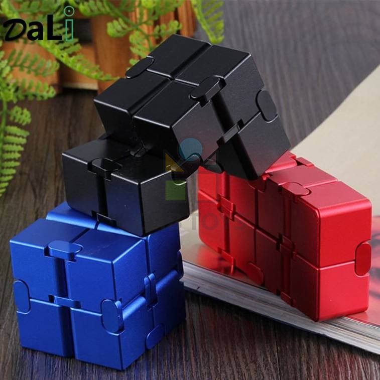 Infinity Cube Antistresová kostka kovová - zlatá